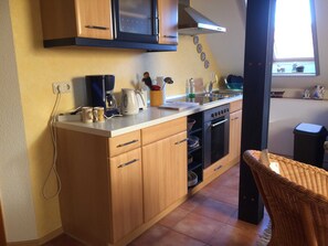 KĂŒhlschrank, Ofen, Wasserkocher mit Kaffee-/Teezubehör, Wasserkocher
