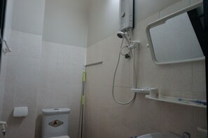 Chuveiro, produtos de toalete grátis, secador de cabelo, chinelos