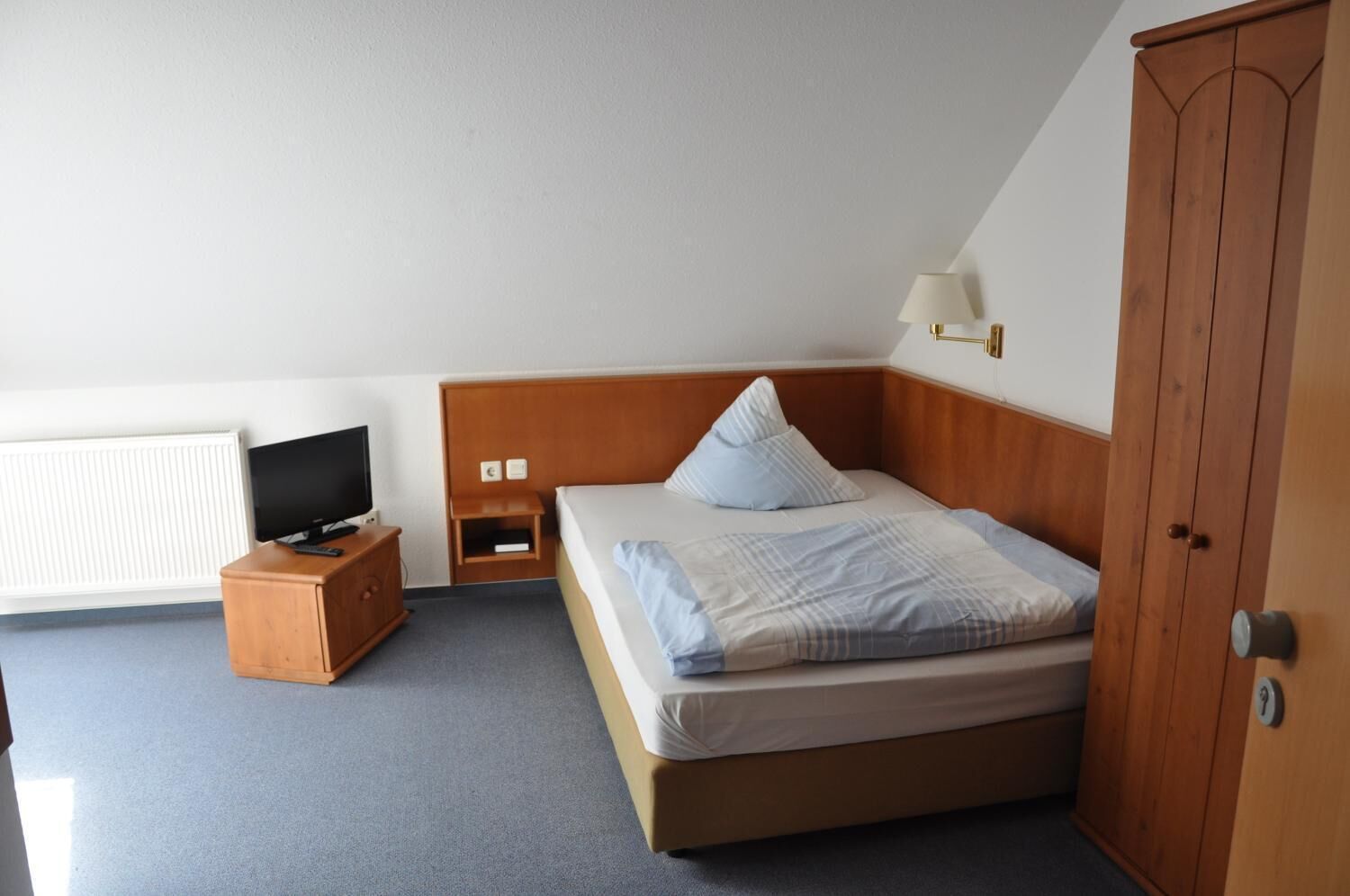 desk, cots/infant beds, rollaway beds, free wifi