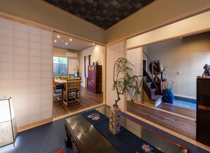 하우스 (Private Vacation Home) | 거실 공간 | 평면 TV