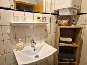 Dusche, Haartrockner, Handtücher, Seife