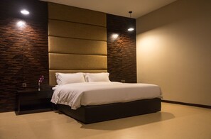 套房, 1 张特大床, 浴缸 | 办公桌、笔记本电脑工作区、遮光窗帘、隔音