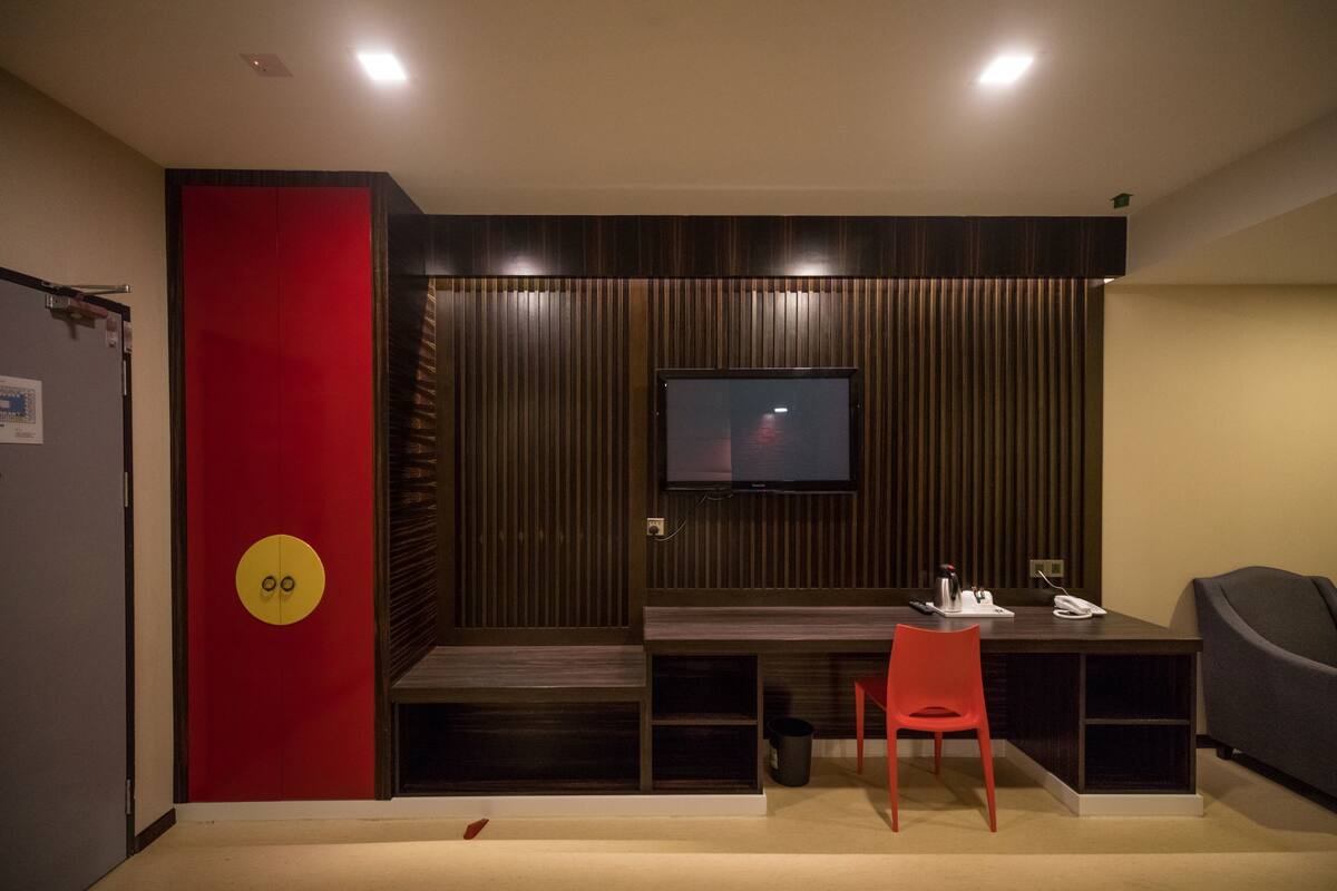Suite, 1 King Bed, Bathtub | Desk, laptop workspace, blackout drapes, soundproofing