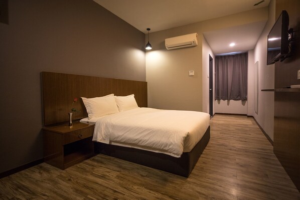 Habitación doble, 1 cama matrimonial | Escritorio, espacio para trabajar con laptop y cortinas blackout 