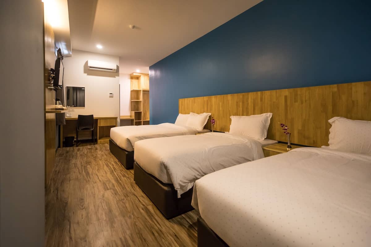 Kamar Keluarga | Meja kerja, ruang kerja ramah laptop, dan tirai kedap cahaya