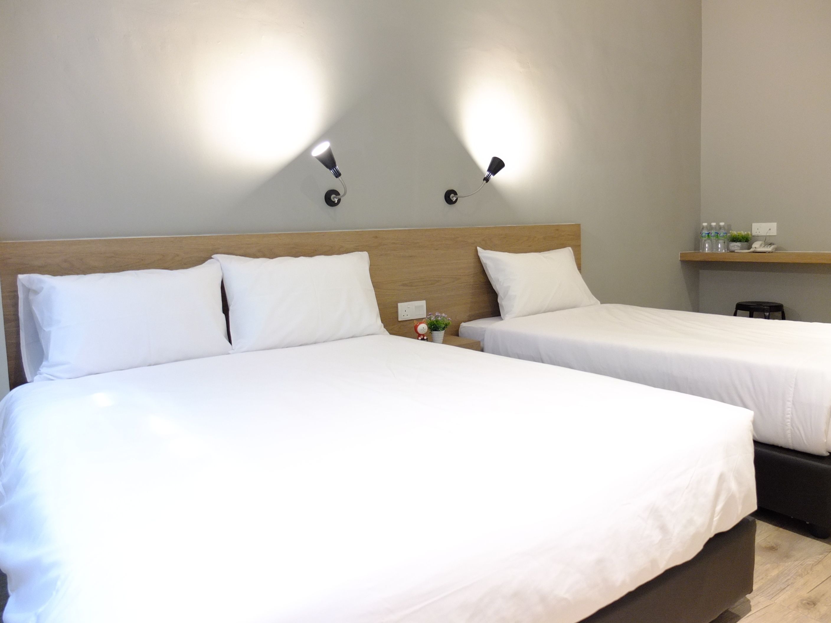 family room | desk, free wifi, bed sheets