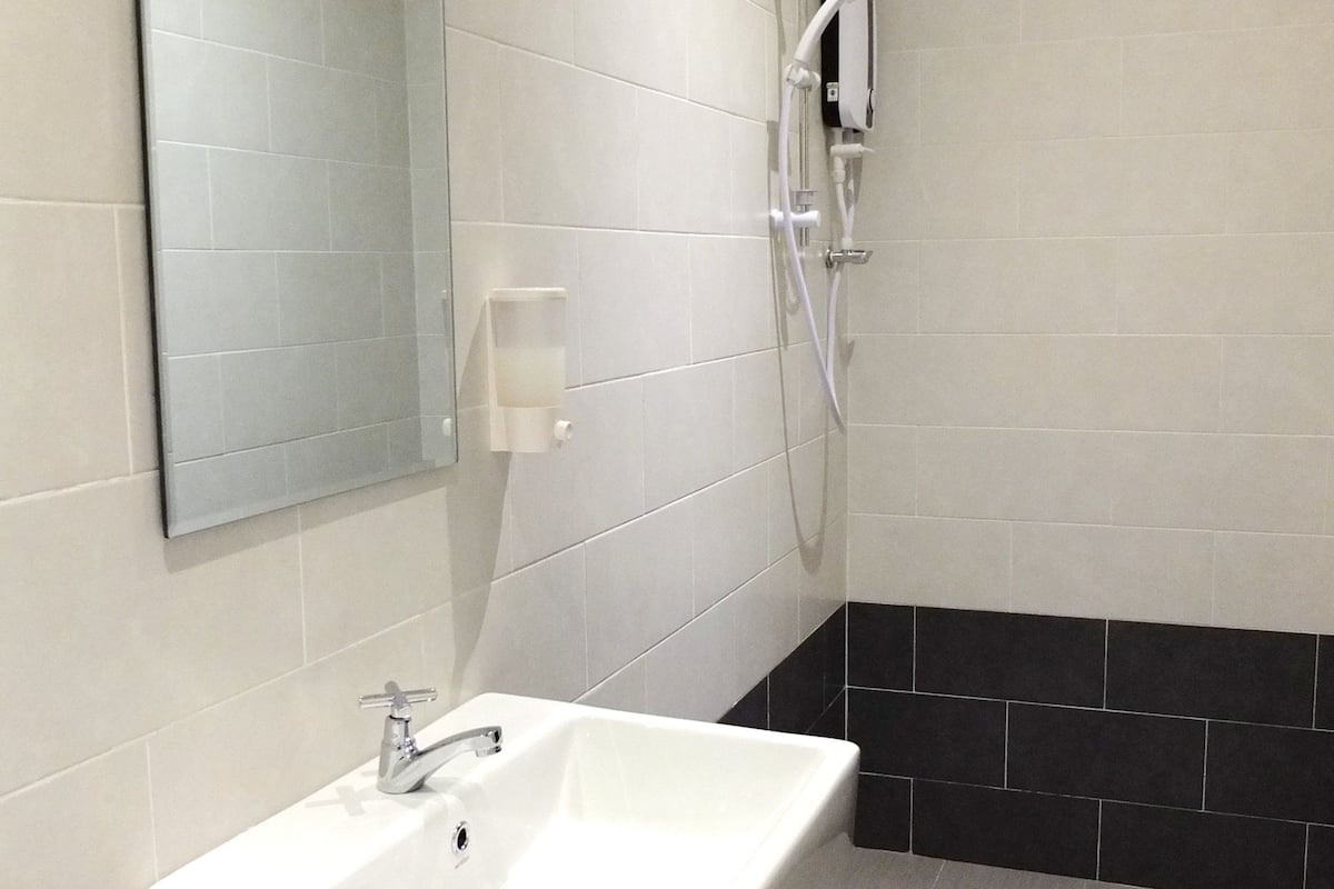 double room | bathroom | shower, free toiletries, hair dryer, towels