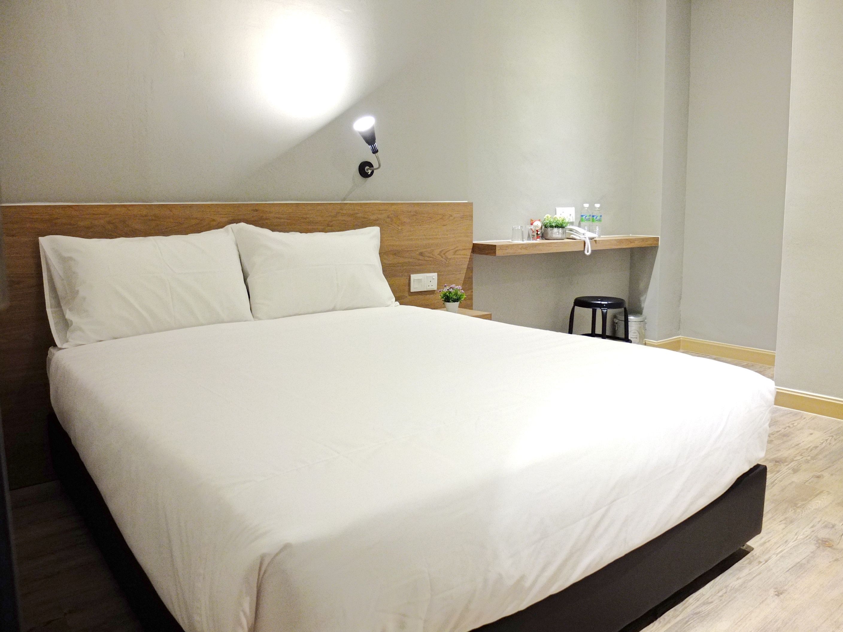 deluxe room | desk, free wifi, bed sheets