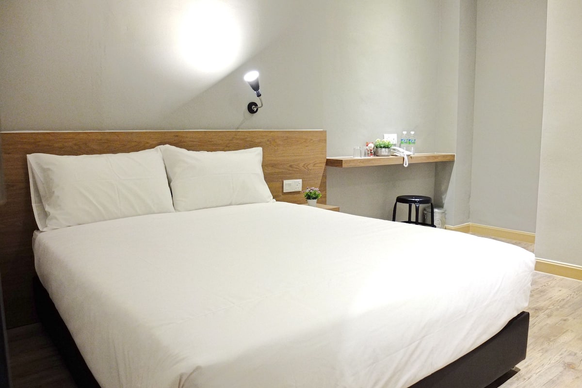 deluxe room | desk, free wifi, bed sheets