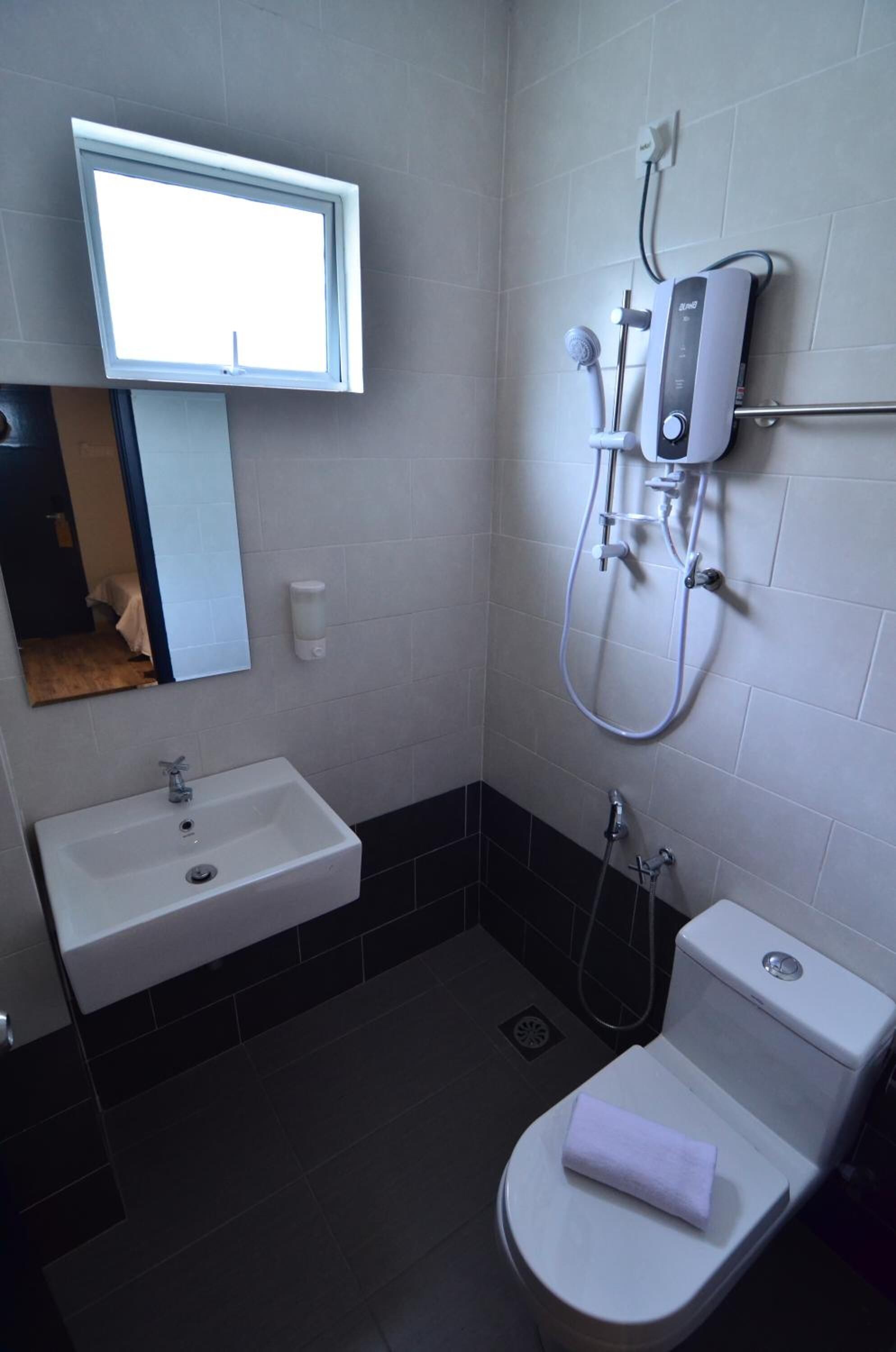 shower, free toiletries, hair dryer, towels