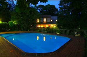 Vista frontal de la propiedad por la tarde o noche