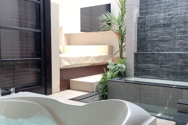 Royal Suite, 1 Queen Bed, Smoking, Hot Tub | Bathroom | Separate tub and shower, deep soaking tub, free toiletries, hair dryer
