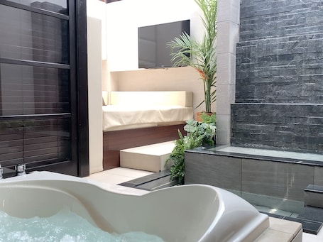 Royal Suite, 1 Queen Bed, Smoking, Hot Tub | Bathroom | Separate tub and shower, deep soaking tub, free toiletries, hair dryer