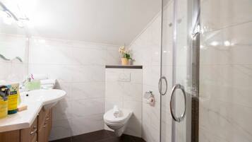 Bruser, hårtørrer, håndklæder