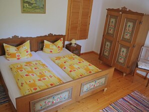1 bedroom, bed sheets