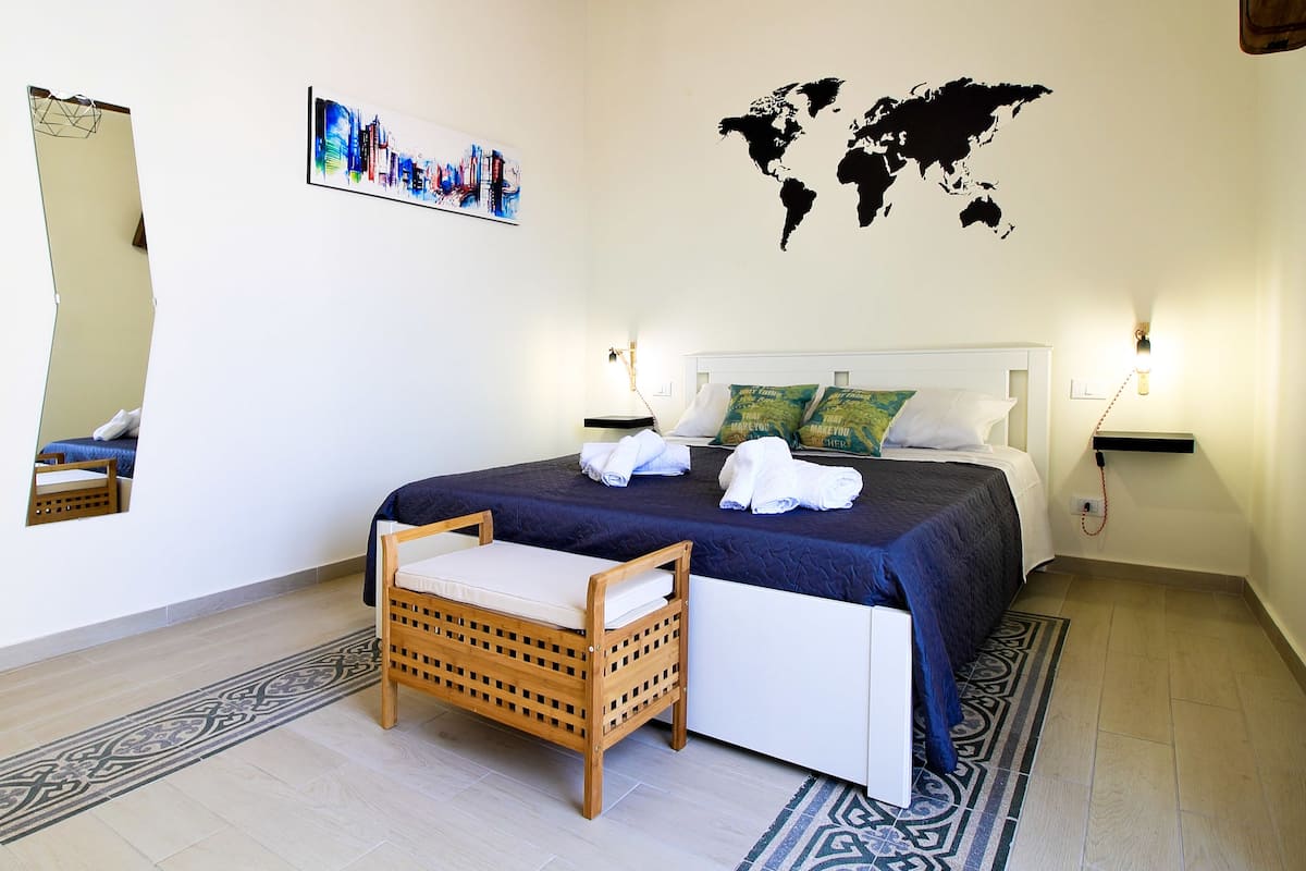 Habitación triple superior, balcón | Decoración personalizada, muebles diferentes y escritorio