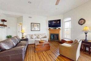 Una televisión, una chimenea