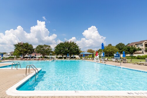¡NUEVO LISTADO! Casa frente a la bahía con chimenea, piscina compartida y cancha de tenis
