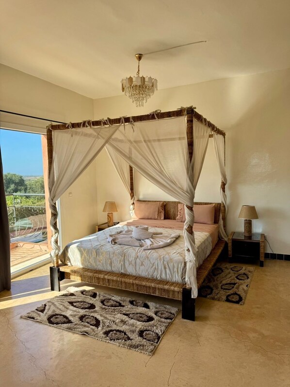 4 bedrooms, iron/ironing board, WiFi, bed sheets