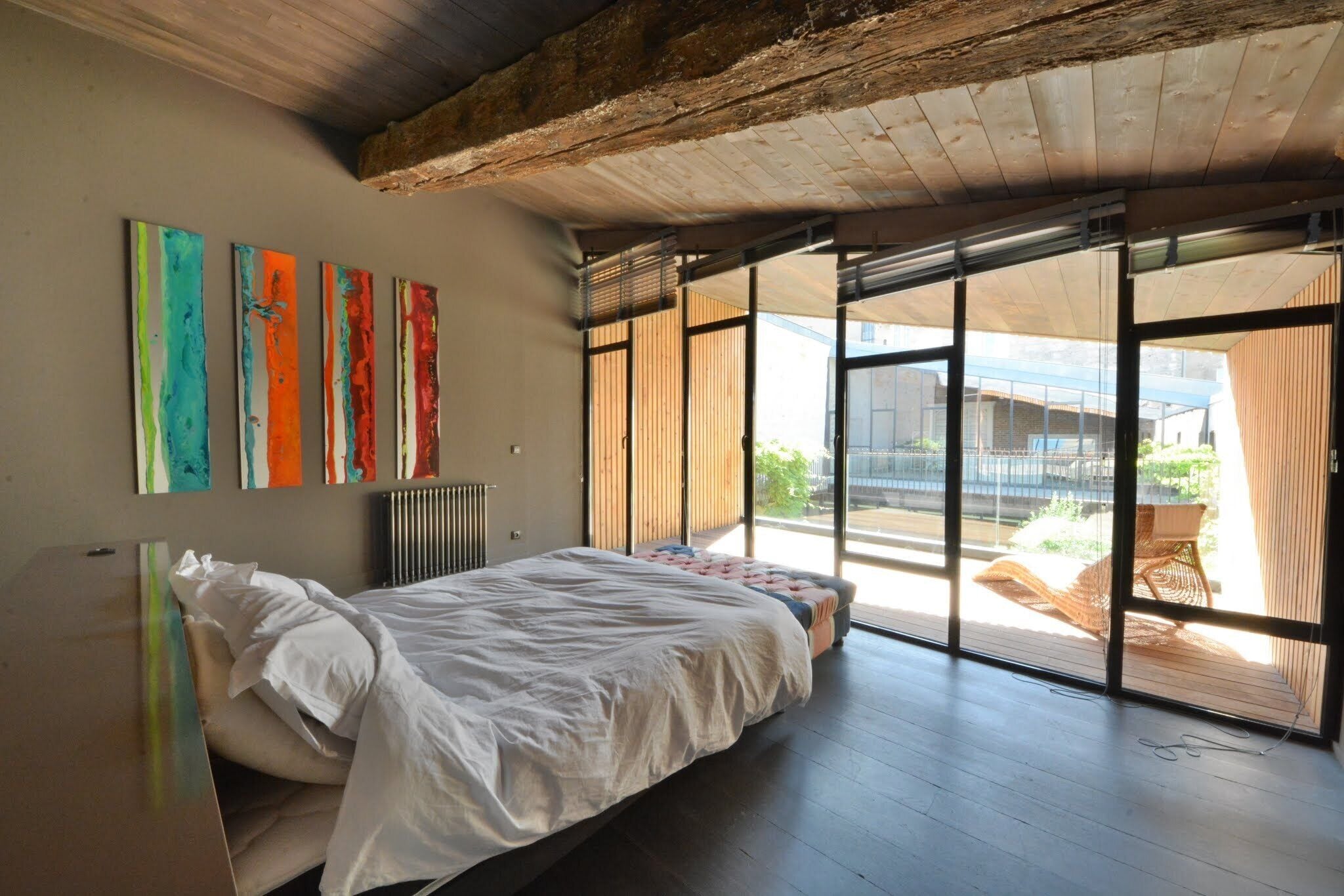 Magnificent, 700-sq.m refurbished wine storehouse in central Bordeaux-Chartons