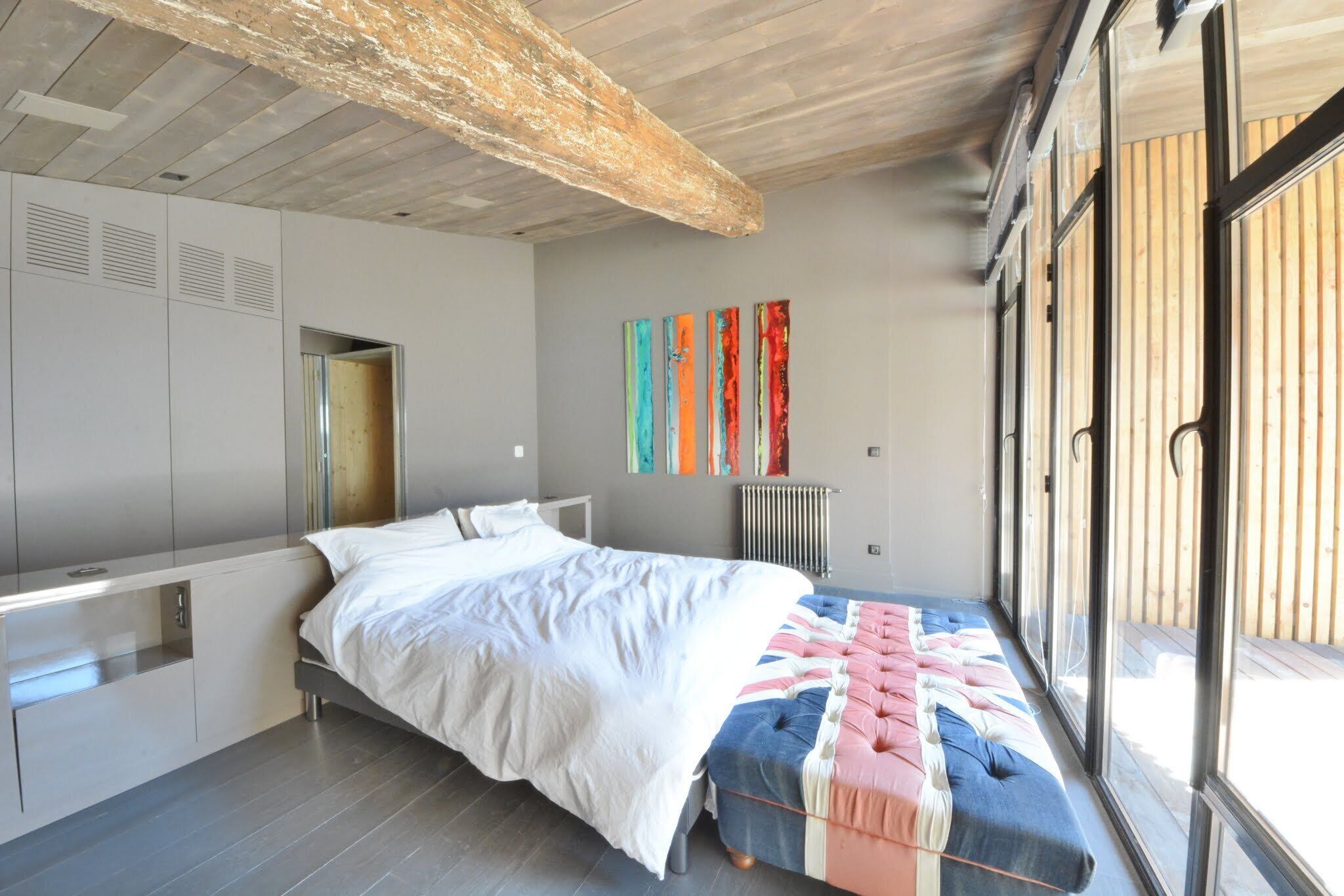 Magnificent, 700-sq.m refurbished wine storehouse in central Bordeaux-Chartons