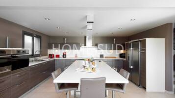 Een koelkast, kookgerei, borden en bestek