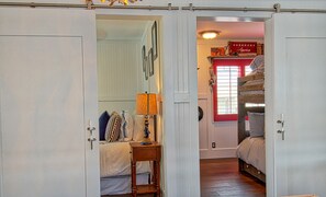 3 bedrooms, iron/ironing board, WiFi, bed sheets - Summer is here! Don't wait- book your dream stay now. (Newport Beach)
