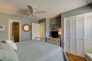 4 bedrooms, iron/ironing board, Internet, bed sheets