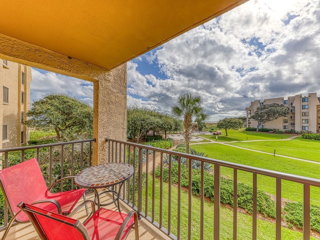 Quiet Getaway with Pools, Hot tub, Tennis Courts, and Ocean Views