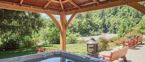 Outdoor spa tub