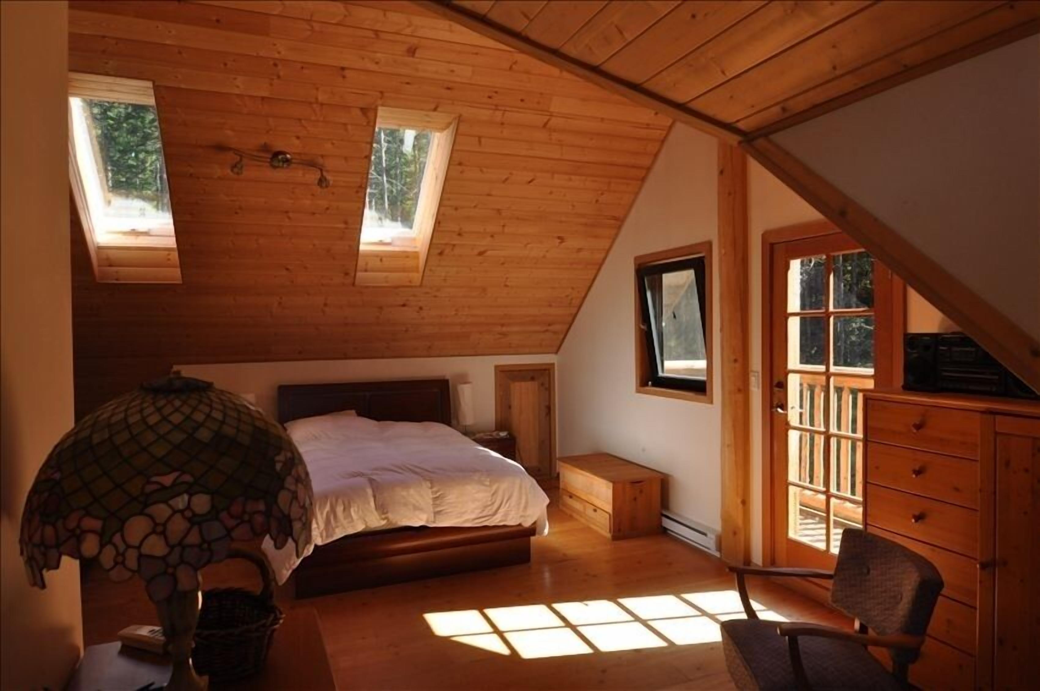 Loghouse Lodge with Glacier View and Private Natural Swimming Pond