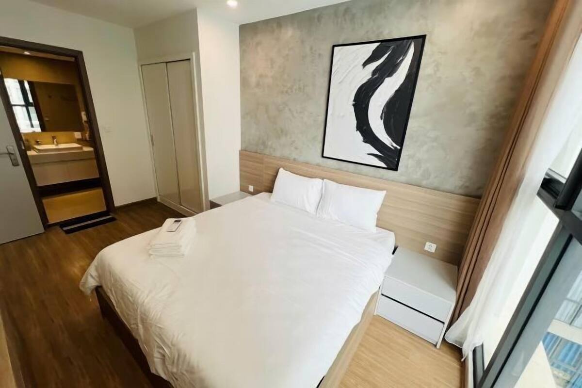 Premium bedding, in-room safe, blackout drapes, soundproofing