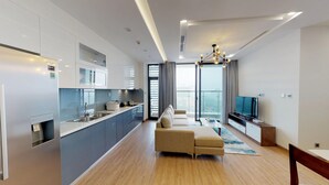 Een modern appartement met keuken, woonruimte en balkon.