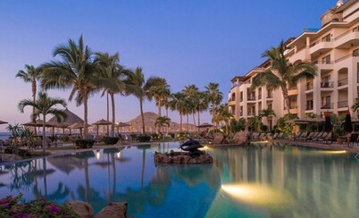 Beachfront Bliss: Unwind in your Private Hot Tub with the Waves rolling in!