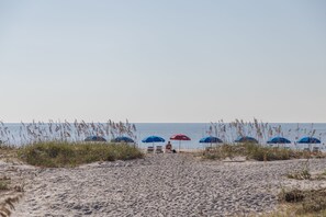 Beach nearby - Relaxing villa with pool, hot tub & tennis - partial ocean view (Hilton Head)