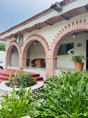 Property grounds - Finca Ybarra, espaciosa casa de campo con pequeña alberca y amplio jardín. (Santa Cruz de la Soledad)