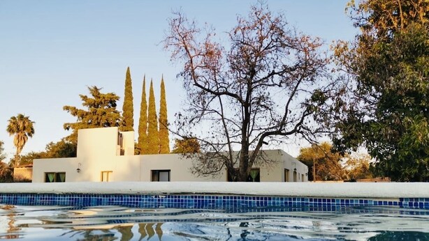 Un edificio moderno con una piscina delantera.