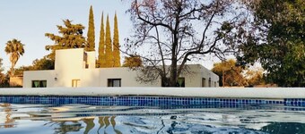 Finca Ybarra, espaciosa casa de campo con pequeña alberca y amplio jardín.