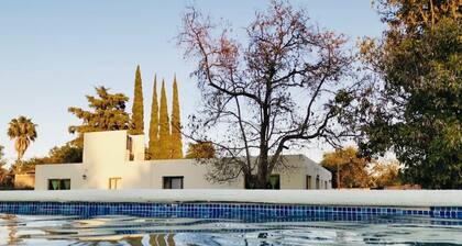 Finca Ybarra, espaciosa casa de campo con pequeña alberca y amplio jardín.