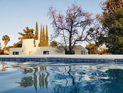 Finca Ybarra, espaciosa casa de campo con pequeña alberca y amplio jardín.