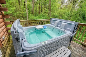 Outdoor spa tub - Blue Rose Cabins - Big Woody Cabin (Logan)