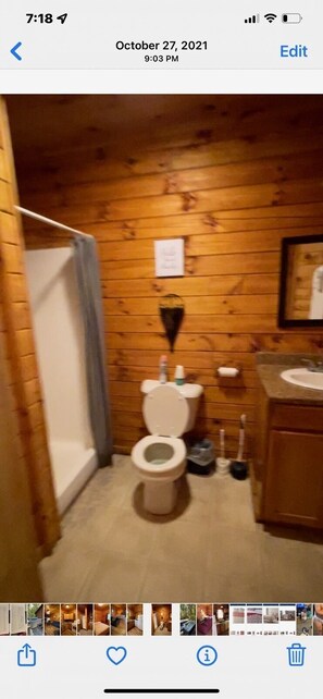 Shower, towels - Blue Rose Cabins - Big Woody Cabin (Logan)