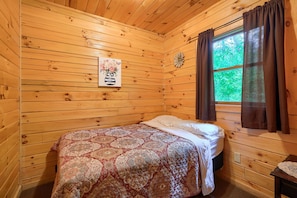 2 bedrooms, bed sheets - Blue Rose Cabins - Big Woody Cabin (Logan)