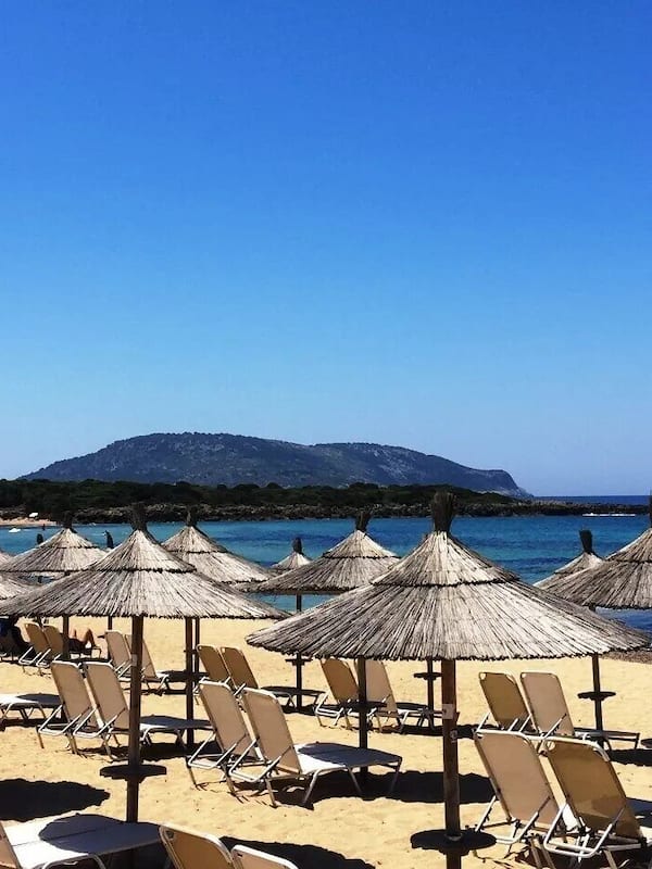 Una spiaggia nelle vicinanze, sabbia bianca, lettini da mare, ombrelloni