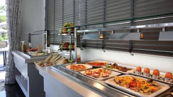 Petit déjeuner préparé sur commande (10 EUR par personne)