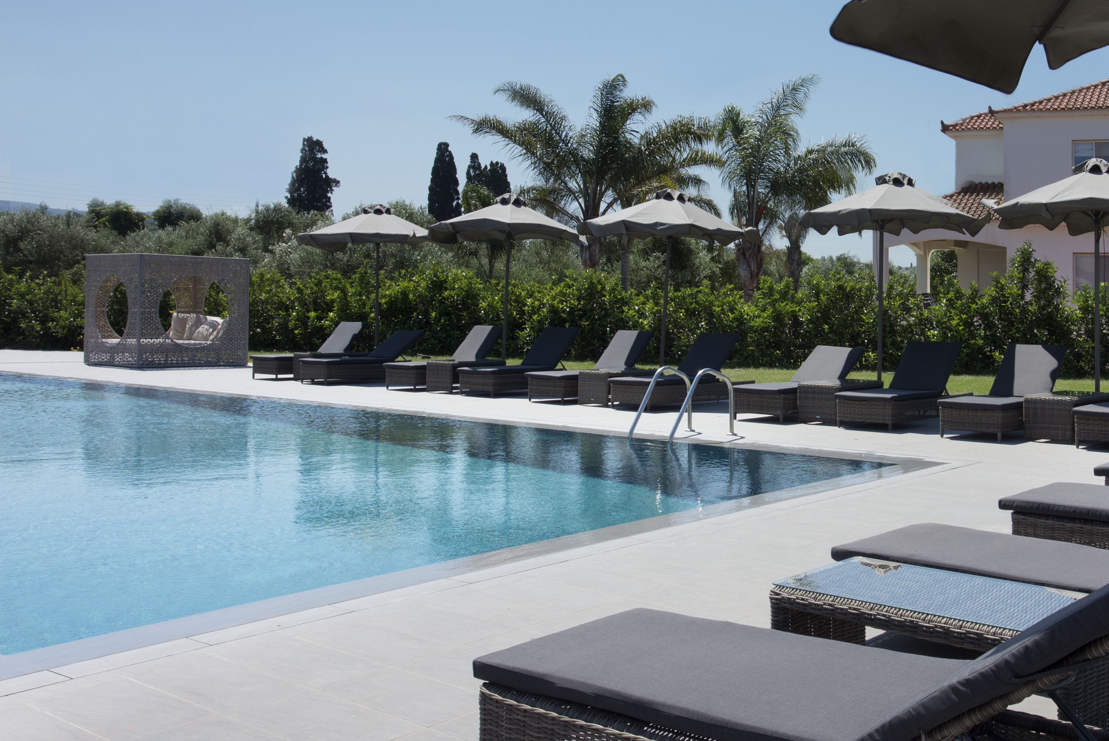 Hồ bơi ngoài trời phục vụ theo mùa, dù/ô trên bãi biển/hồ bơi 