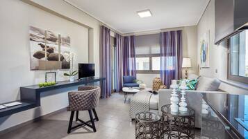 Appartement Deluxe, 1 chambre, non-fumeurs (Family) | Salle de séjour | Télévision à écran plat de 40 pouces avec chaînes par satellite