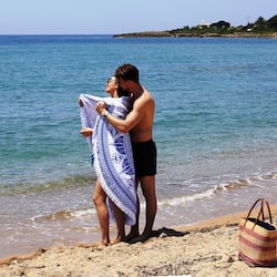 In Strandnähe, weißer Sandstrand, Liegestühle, Sonnenschirme