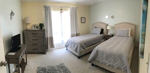 2 bedrooms, iron/ironing board, WiFi, bed sheets - Beachy Blue,2 Htd Pools, Steps to Beach, WiFi, Gym, Piers, Park,Johns Pass Shops (Madeira Beach)