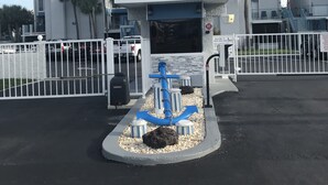 Ein Yachthafen mit einem Schild, auf dem steht: Madeira Beach Yacht Club Condos.